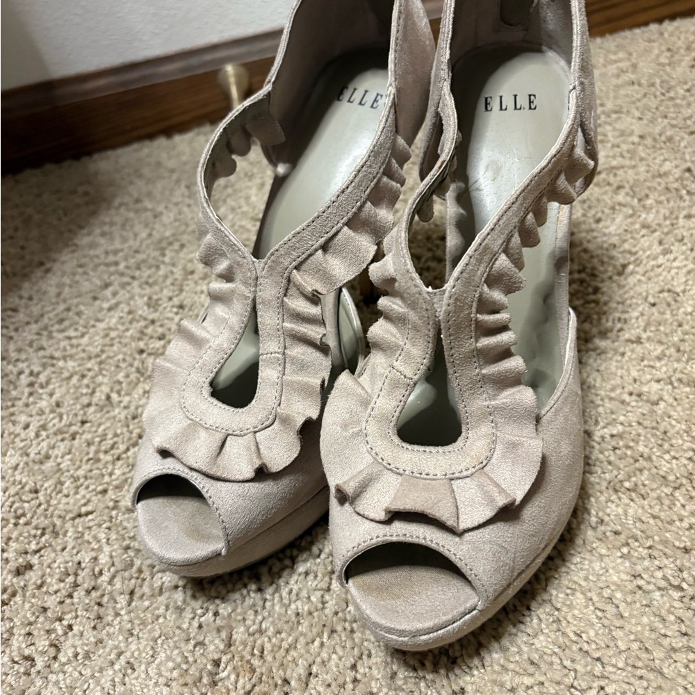 ELLE Nude Ruffle Peep Toe Heels – Size 8